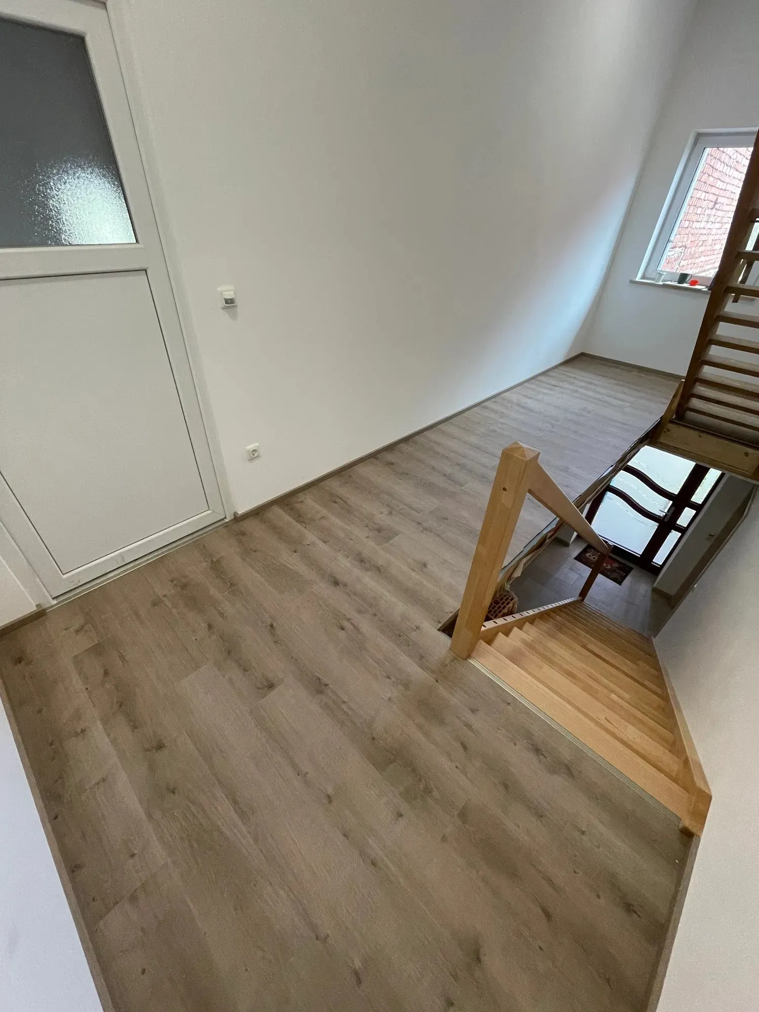 Obergeschoss-Flur mit greige Eichendielen und neu verkleideter Eichentreppe